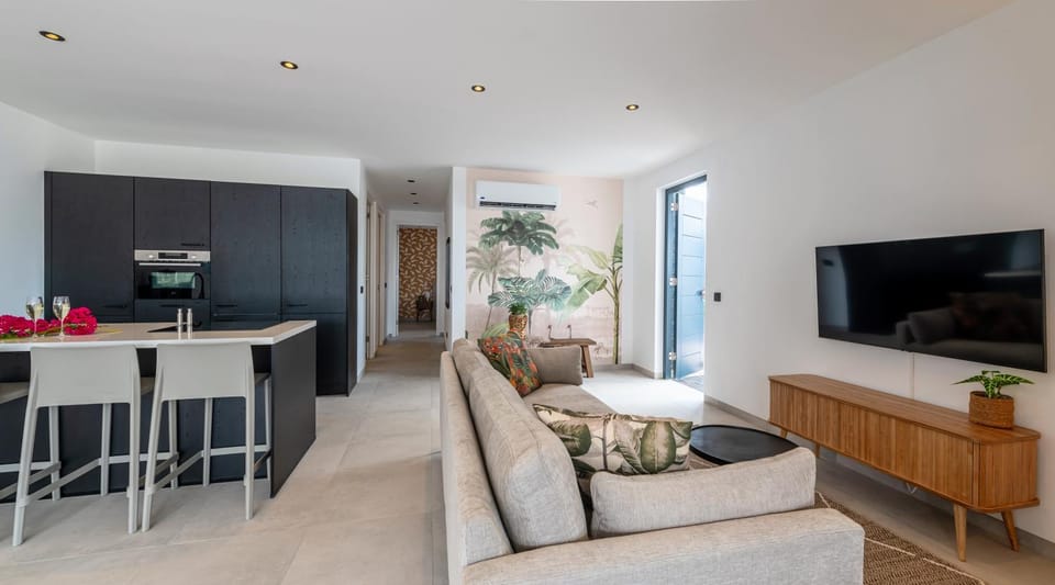 TV and multimedia, Kitchen or kitchenette, Living room, Seating area
