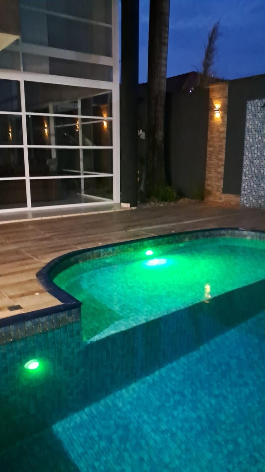 Casa de vidro na Praia piscina, area gourmet completa, 5 quartos 6 banheiros ha poucos passos da praia House in State of São Paulo