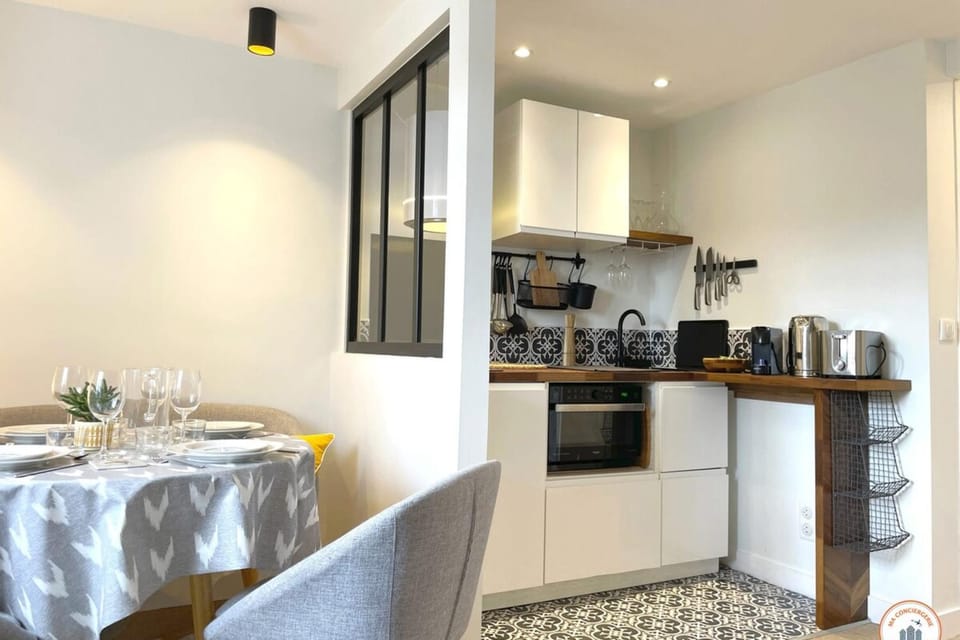 Kitchen or kitchenette, Dining area