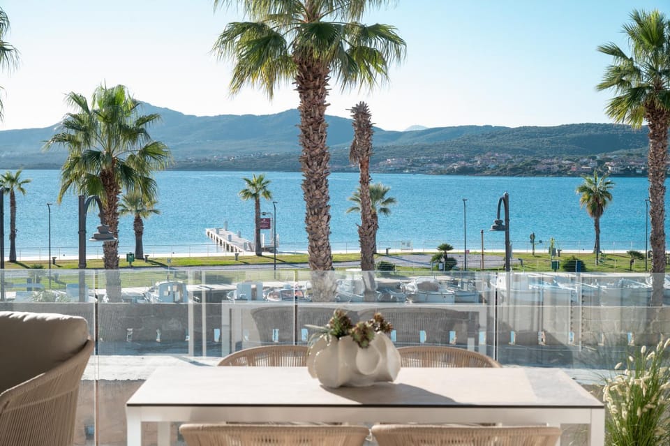 Natural landscape, View (from property/room), Balcony/Terrace, Dining area, Sea view