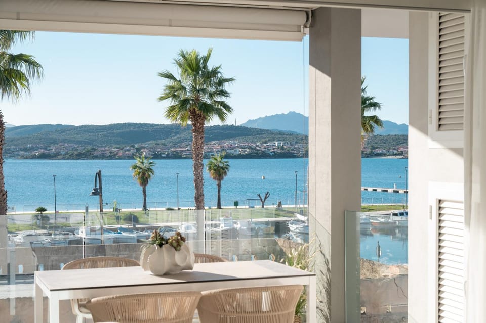 View (from property/room), Balcony/Terrace, Dining area, Sea view