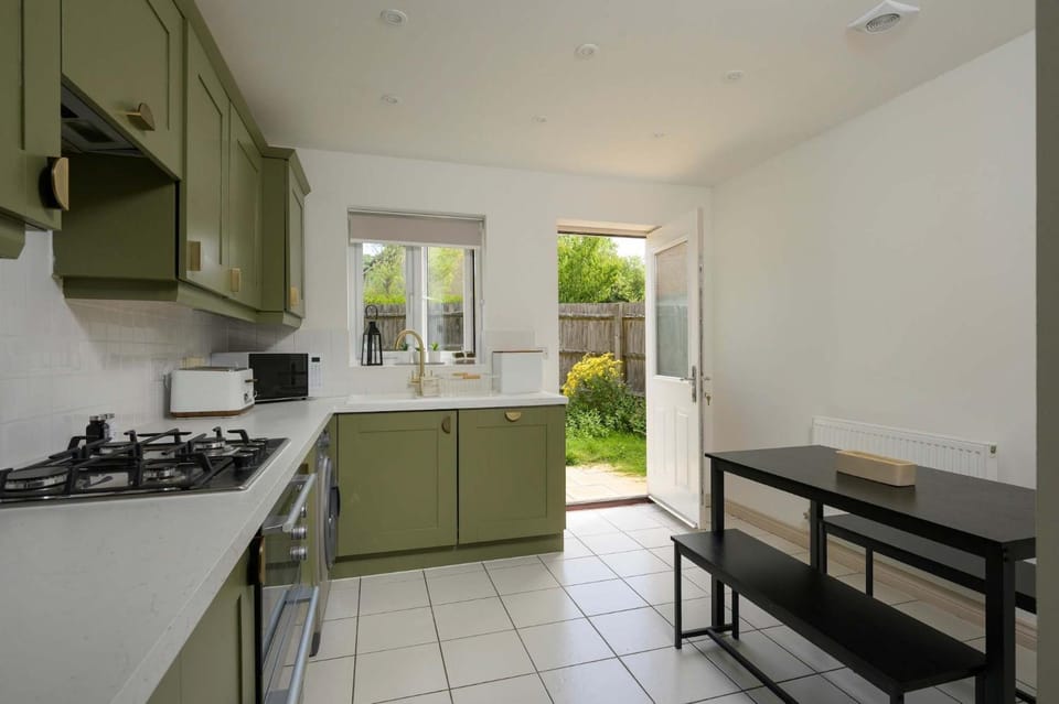 Modern Home on Edge of Cotswolds Private Parking House in Cheltenham