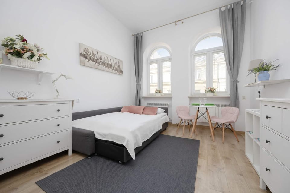 Photo of the whole room, Bedroom