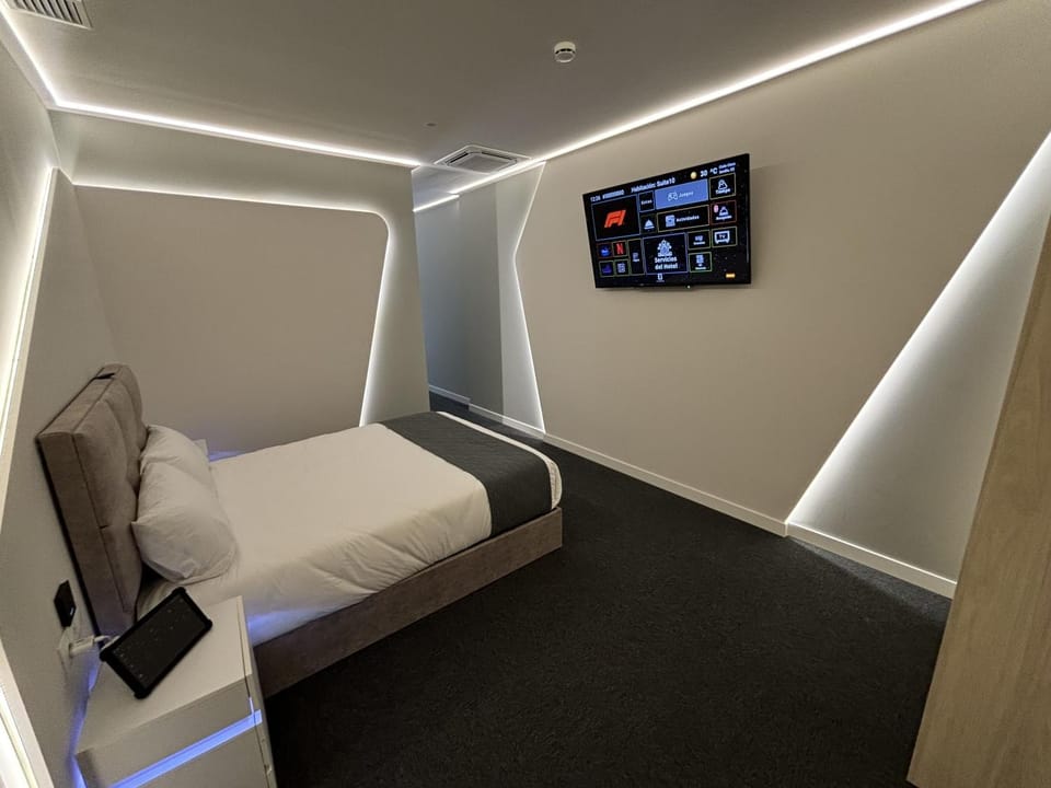 Bed, TV and multimedia, Photo of the whole room, Bedroom