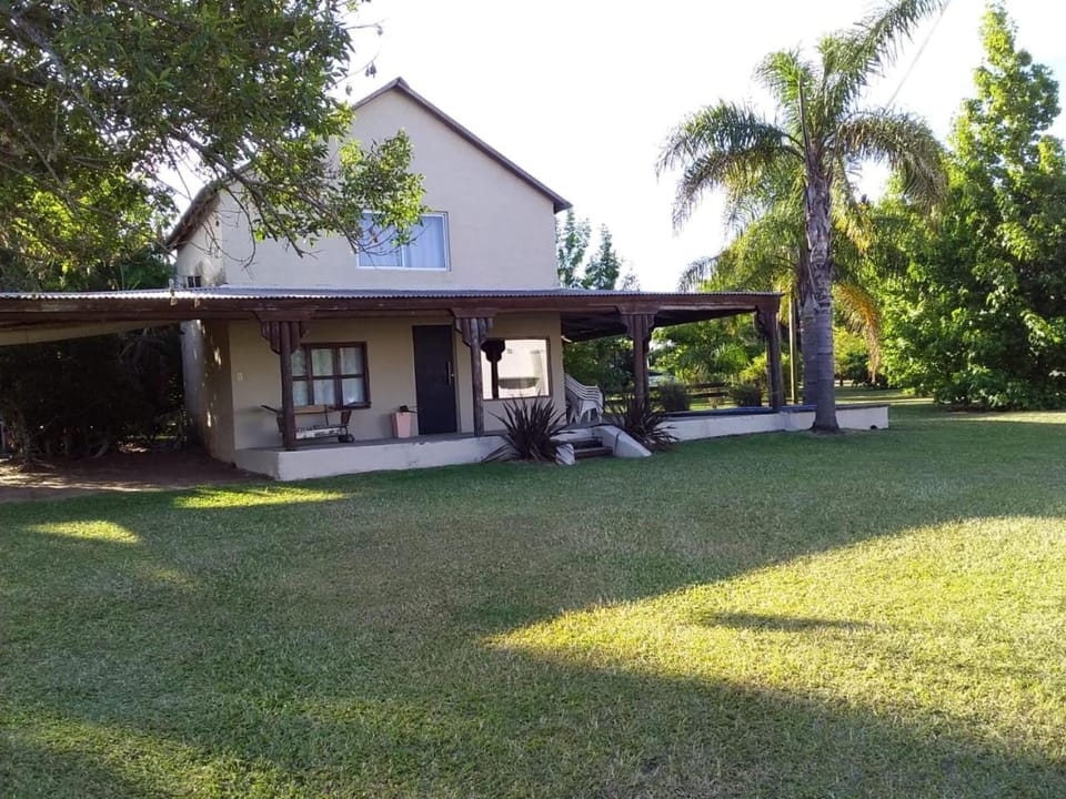 Casas el cerro frente al Lago House in Entre Ríos Province, Argentina