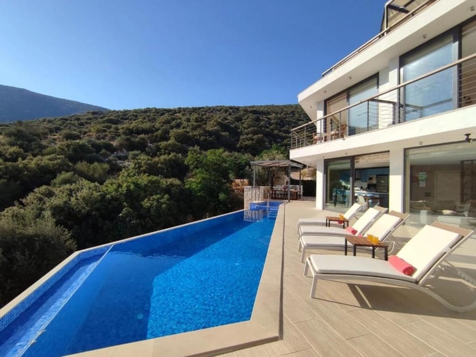 Property building, Day, View (from property/room), Balcony/Terrace, Mountain view, Pool view, Swimming pool, sunbed