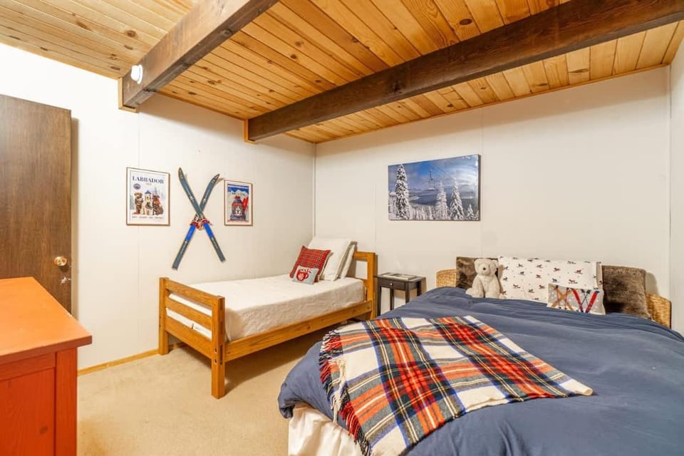 Cozy Tahoma Family Cabin in the Pines Sleeps 6 Pets Cabin in Lake Tahoe