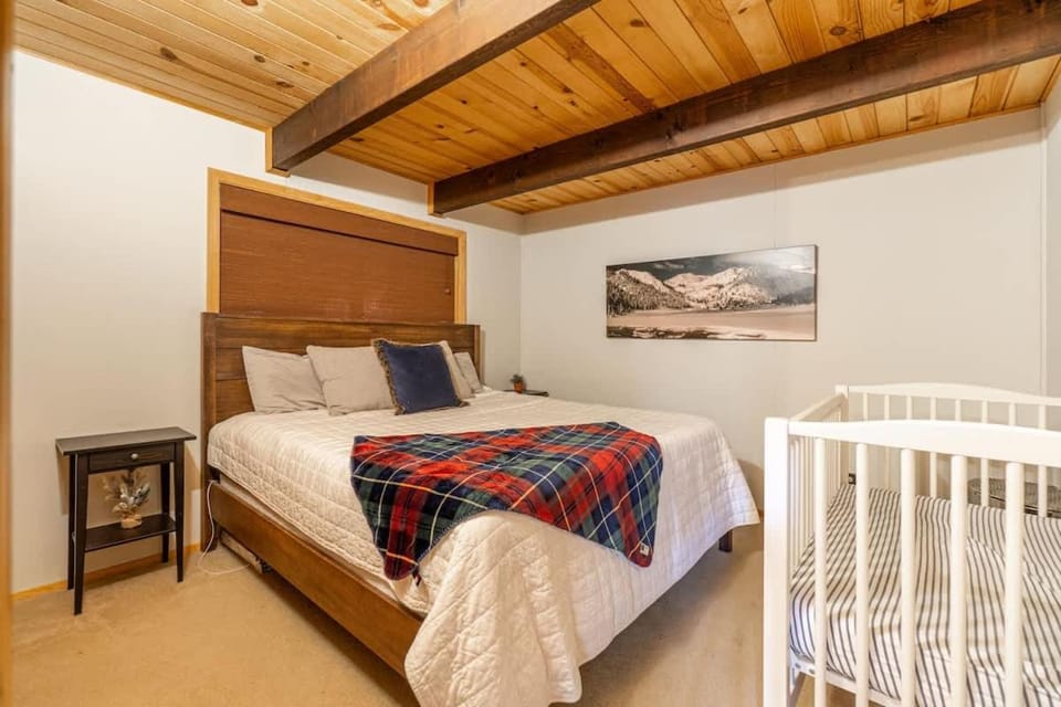 Cozy Tahoma Family Cabin in the Pines Sleeps 6 Pets Cabin in Lake Tahoe
