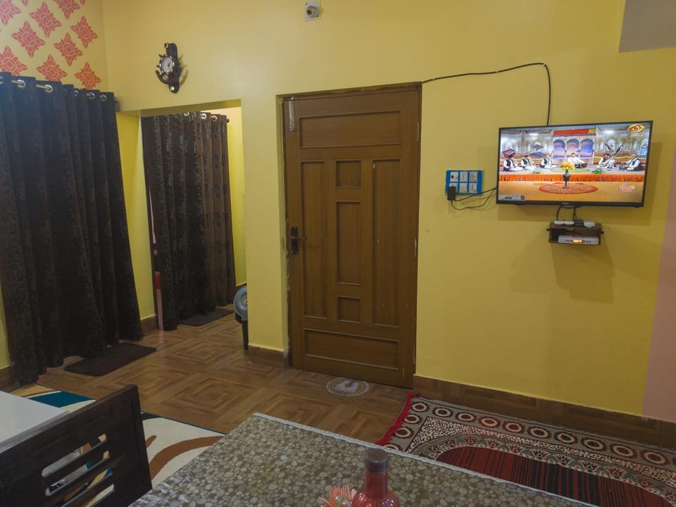 TV and multimedia, Living room, Seating area, Evening entertainment