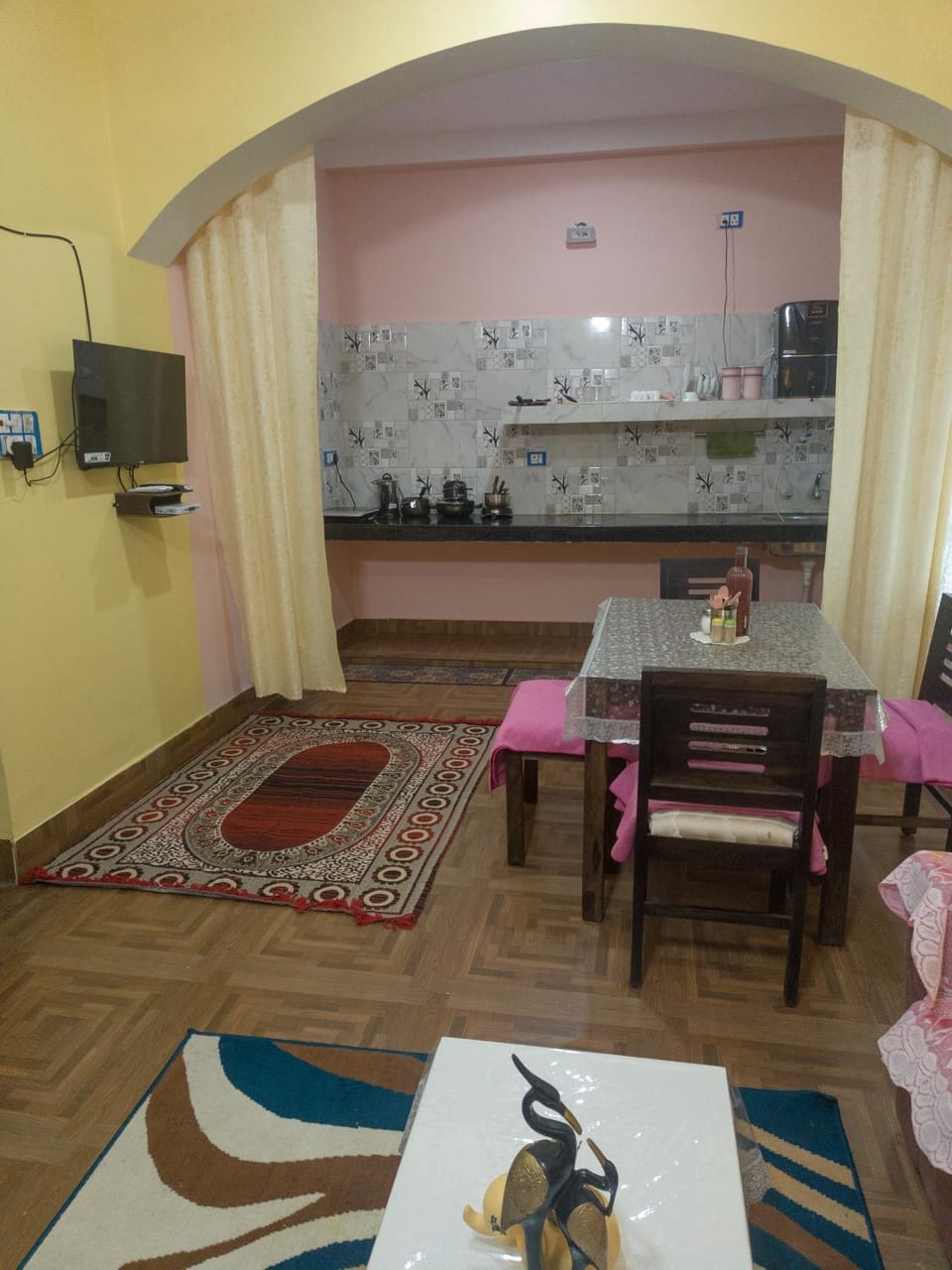 Property building, Nearby landmark, TV and multimedia, Kitchen or kitchenette, Bedroom, Guests, Guests, Guests, group of guests, group of guests, Family, furniture, furniture, furniture, kitchen, kitchen, air conditioner, air conditioner