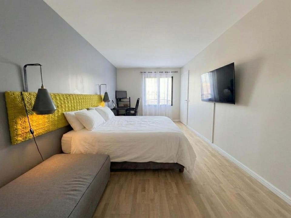 Bed, TV and multimedia, Living room, Photo of the whole room, Bedroom