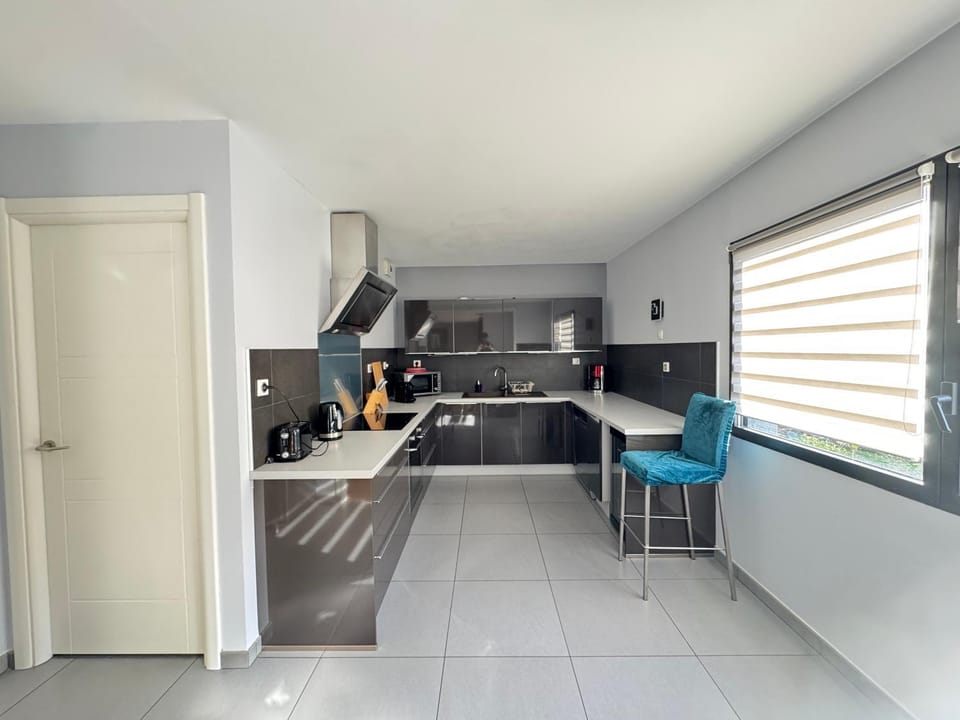 Kitchen or kitchenette, minibar