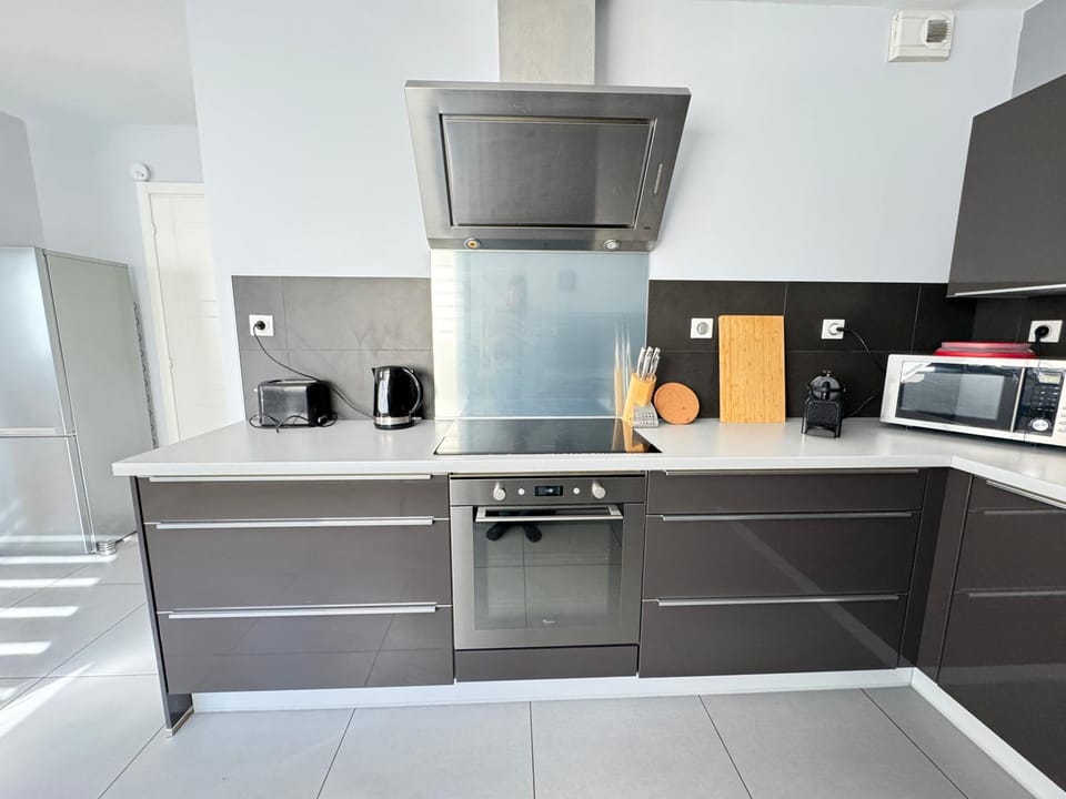 Coffee/tea facilities, Kitchen or kitchenette, oven, toaster