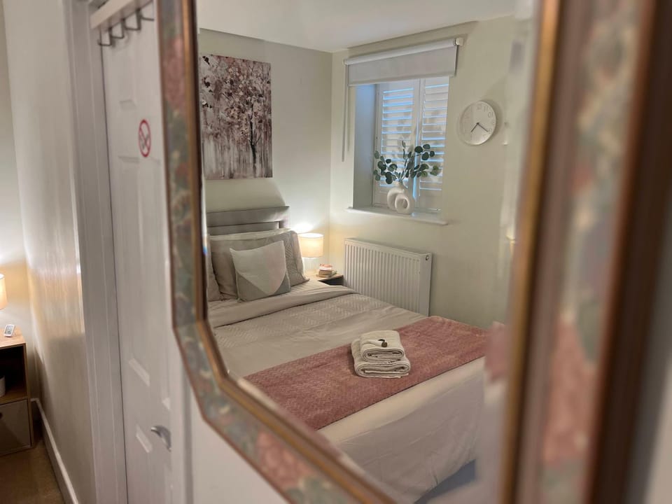 Lux Penthouse Balcony Room in Family home Vacation rental in Basingstoke