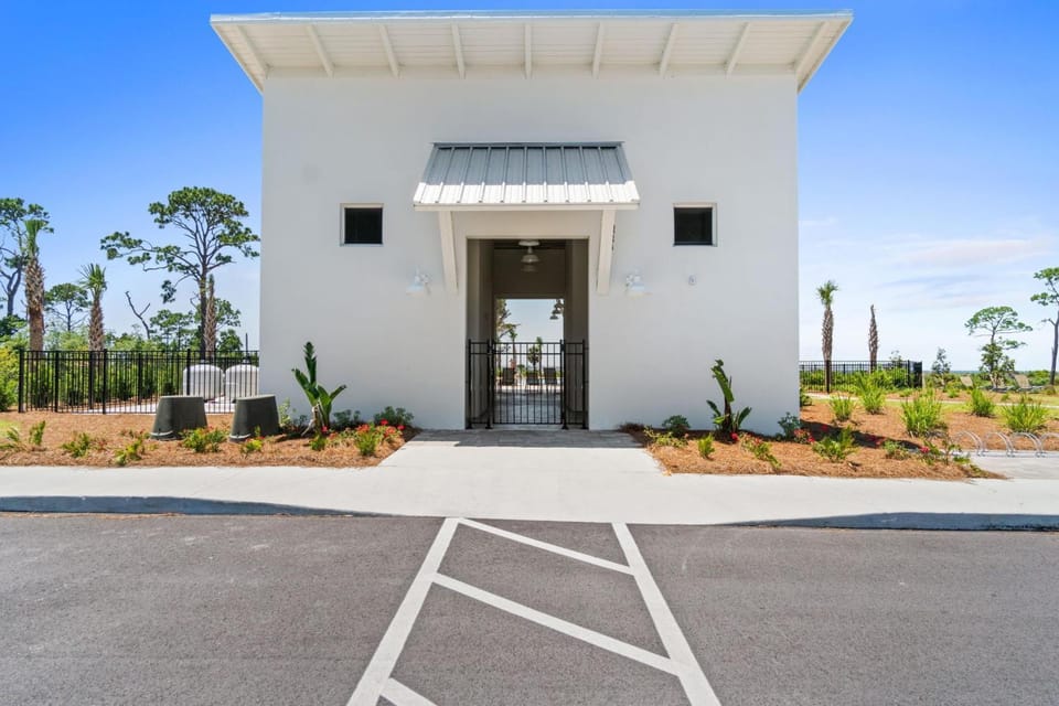 Facade/entrance, Neighbourhood, Natural landscape, Swimming pool