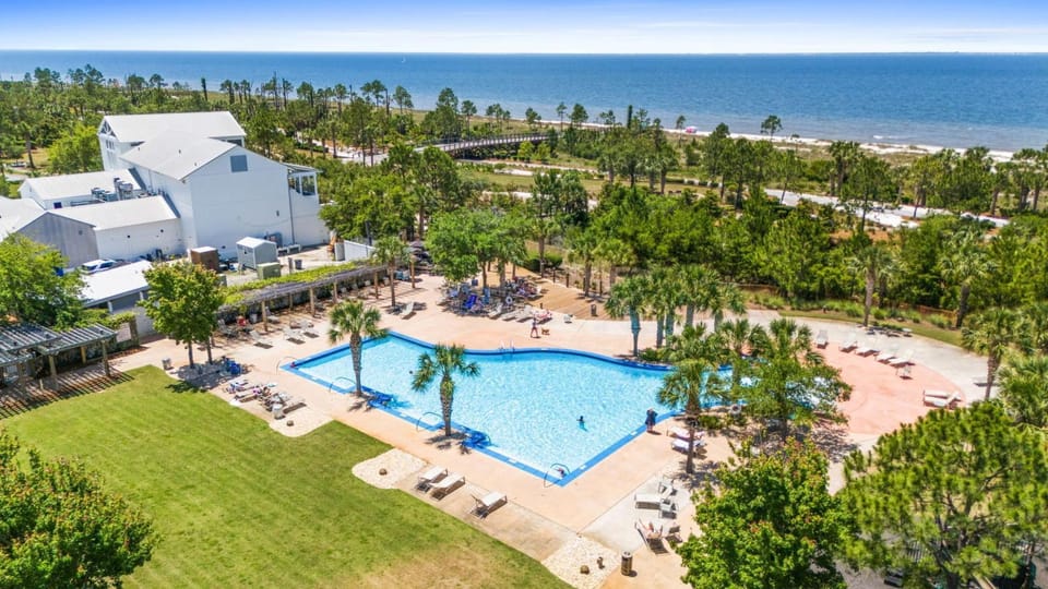People, People, People, Neighbourhood, Natural landscape, Balcony/Terrace, Guests, Guests, Guests, Pool view, Swimming pool, children, children, children, young children, young children, older children, older children, group of guests, group of guests, group of guests, Family, Family, Family, sunbed