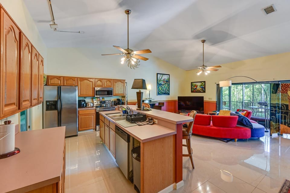 Tropical Vibes! Riverfront Bonita Springs Hideaway House in Bonita Springs