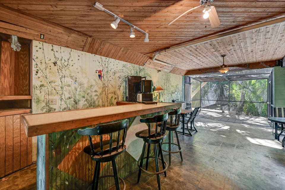 Tropical Vibes! Riverfront Bonita Springs Hideaway House in Bonita Springs