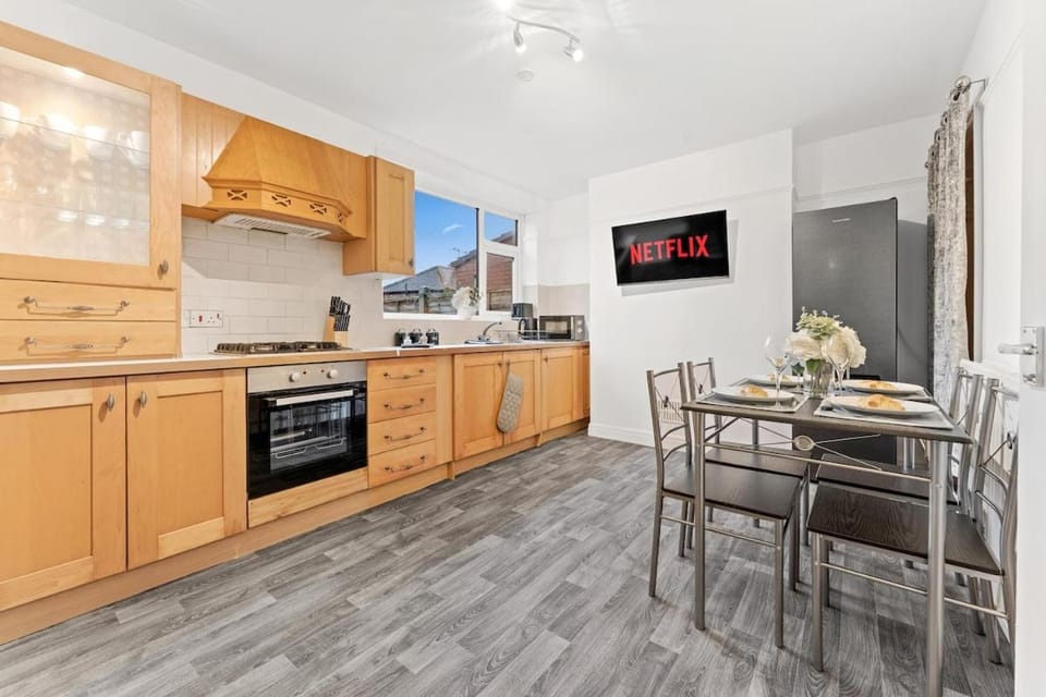Kitchen or kitchenette, Dining area, oven, stove, toaster