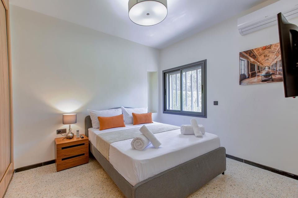 Photo of the whole room, Bedroom, towels