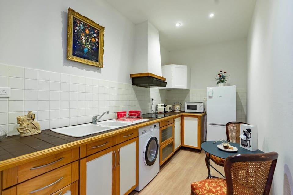Coffee/tea facilities, Dining area, stove, toaster