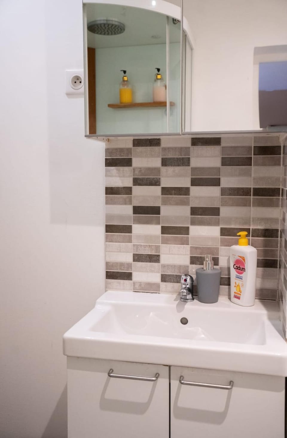 Le Trezel Apartment in Saint-Denis, France