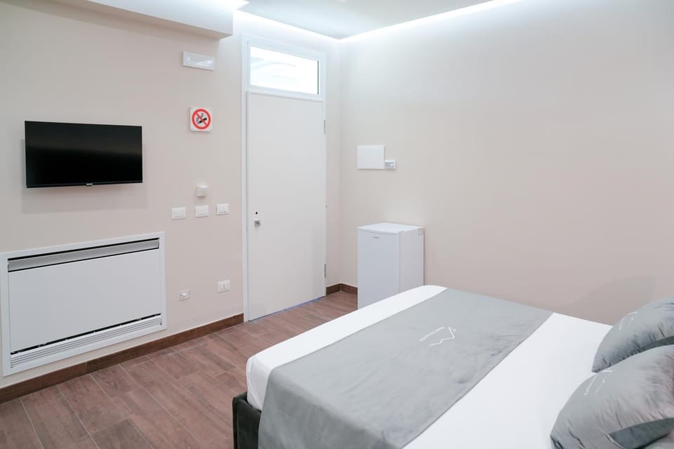 TV and multimedia, Photo of the whole room, Bedroom