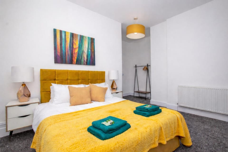Bed, Photo of the whole room, Bedroom, towels