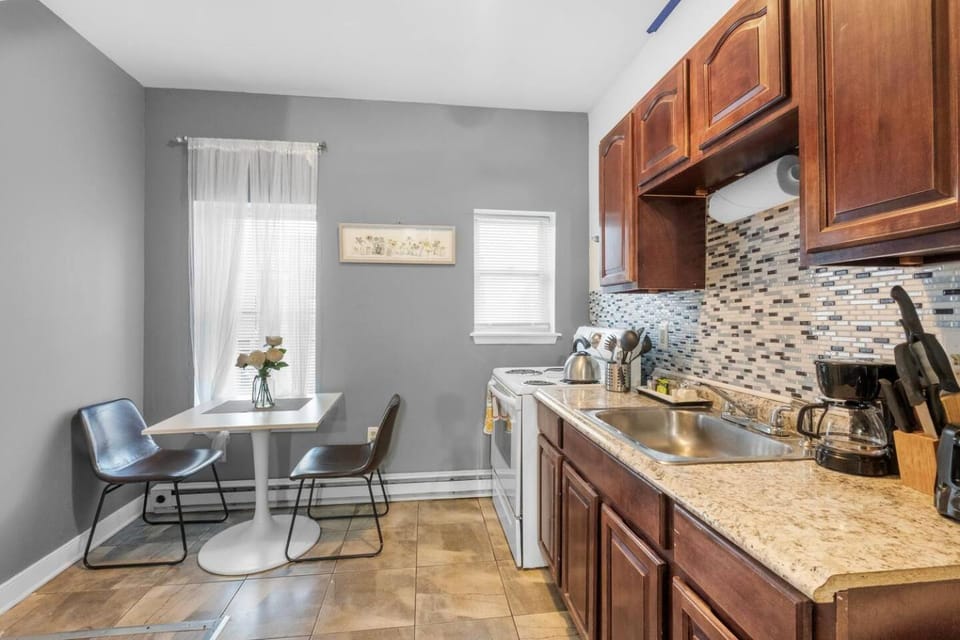 Dining area, kitchen