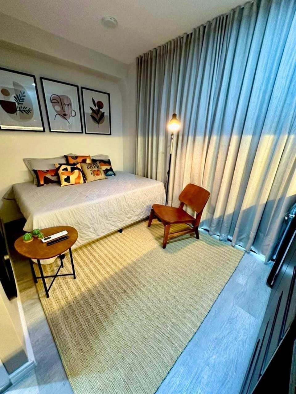 Bed, Photo of the whole room, Seating area, Bedroom