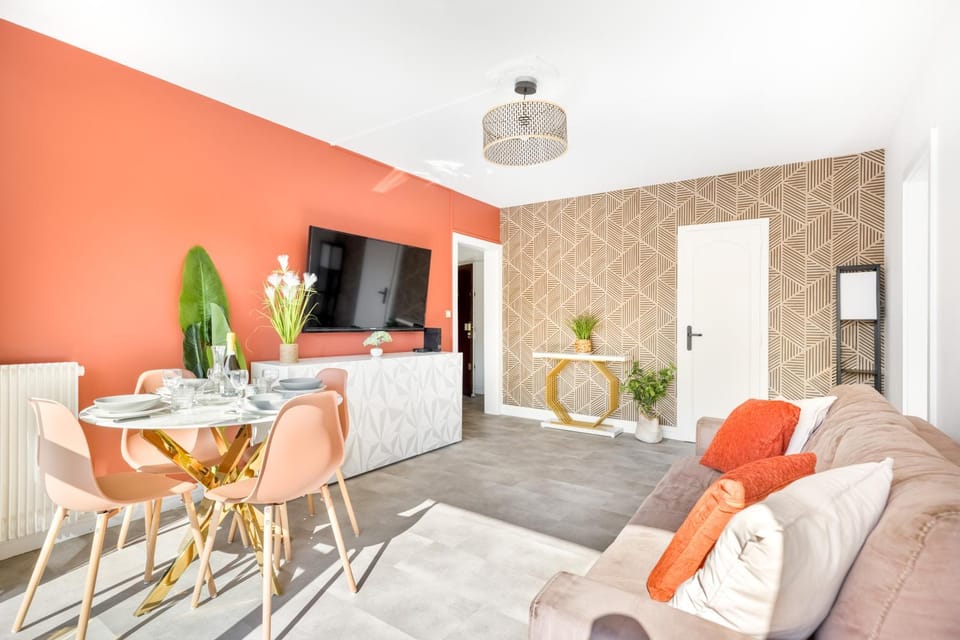 TV and multimedia, Living room, Seating area, Dining area