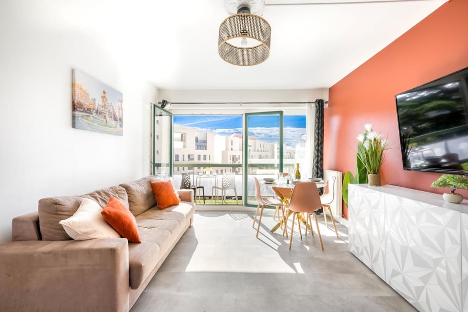 TV and multimedia, Balcony/Terrace, Living room, Seating area, Dining area