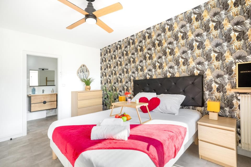 Bed, Bathroom, Photo of the whole room, Bedroom