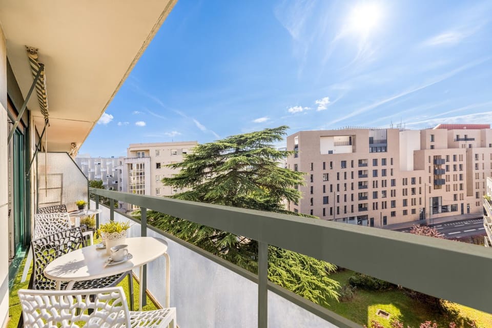 View (from property/room), Balcony/Terrace, Dining area, City view