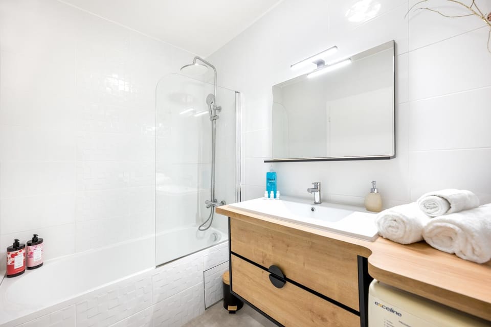 Bathroom, towels