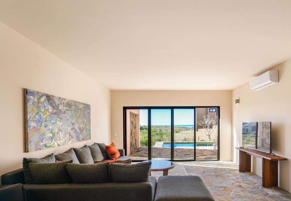 TV and multimedia, Living room, Pool view