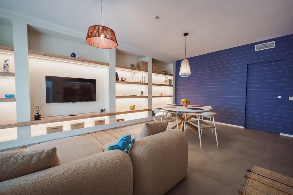 TV and multimedia, Living room, Seating area, Dining area
