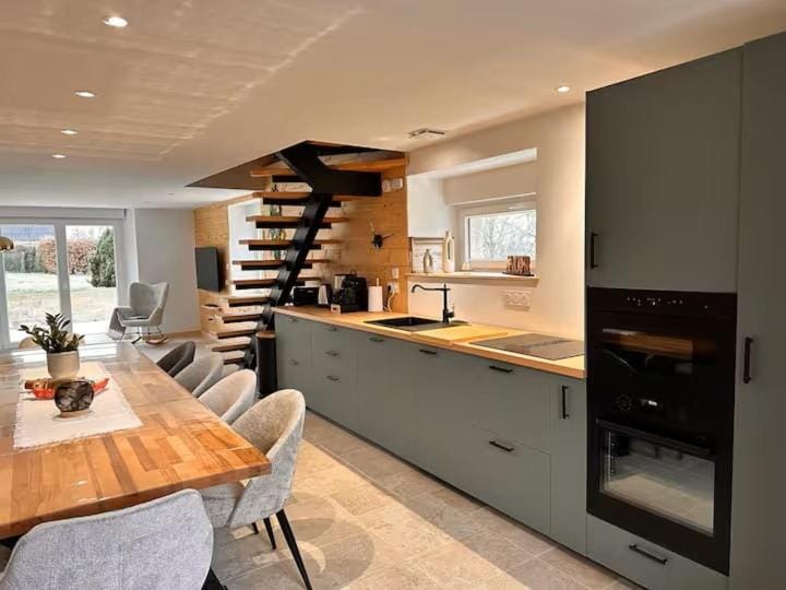 Villa des Vignes Sleeps 12 avec Jacuzzi Villa in Bourgogne-Franche-Comté