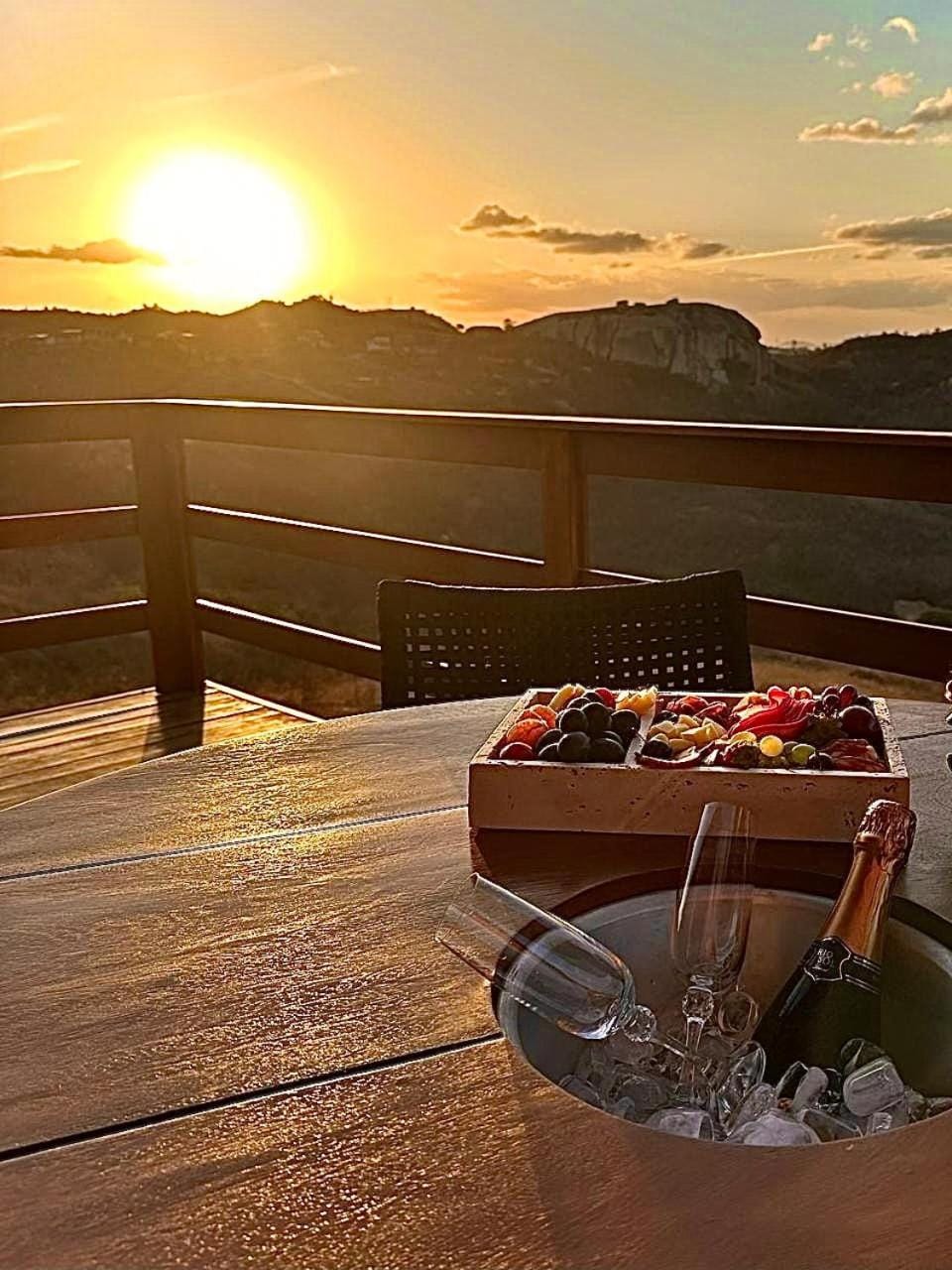 Natural landscape, Balcony/Terrace, Dining area, Mountain view