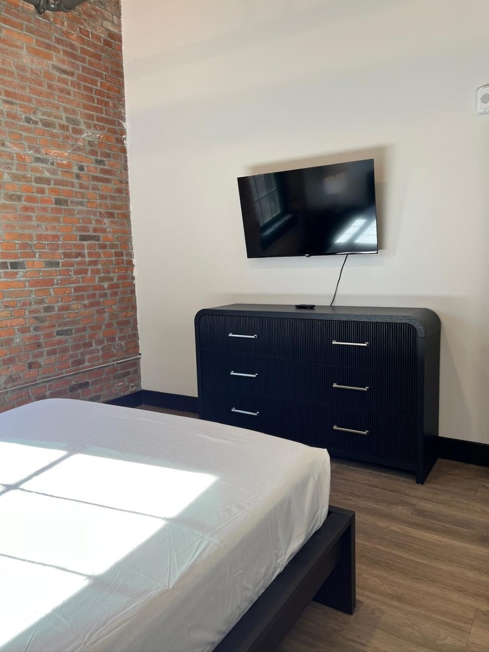 Bed, TV and multimedia, Photo of the whole room