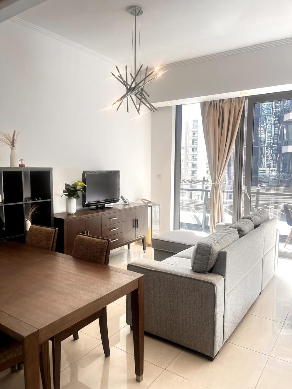 Elegant Studio, Marina access, Queen & Sofabed Apartment in Dubai