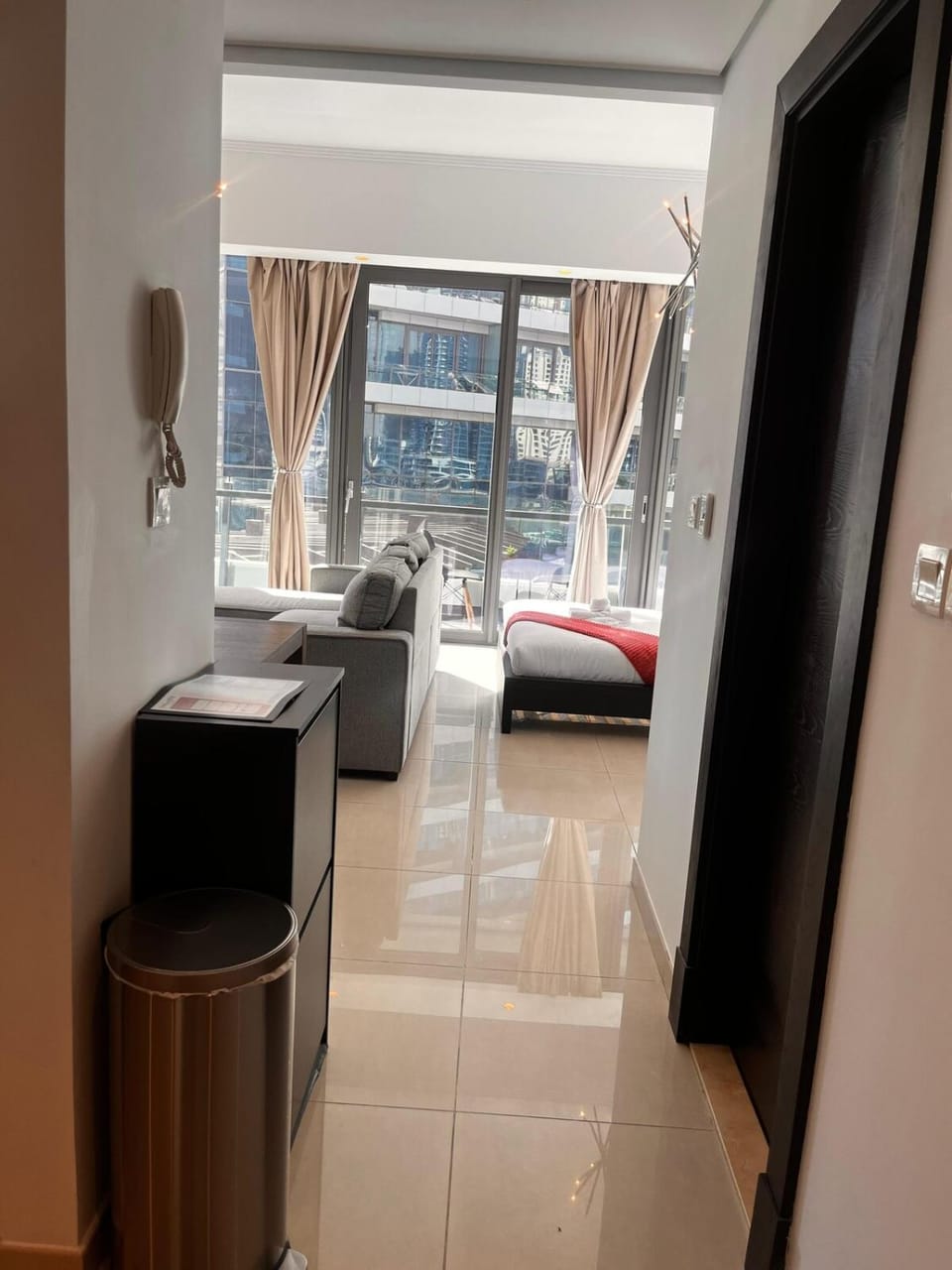 Elegant Studio, Marina access, Queen & Sofabed Apartment in Dubai