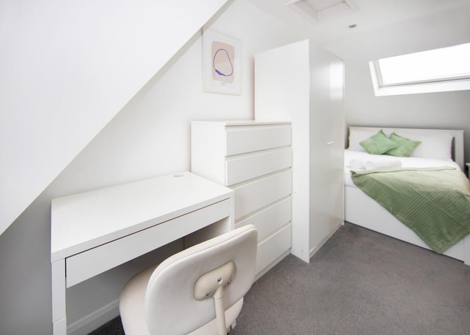 Bed, Photo of the whole room, Bedroom