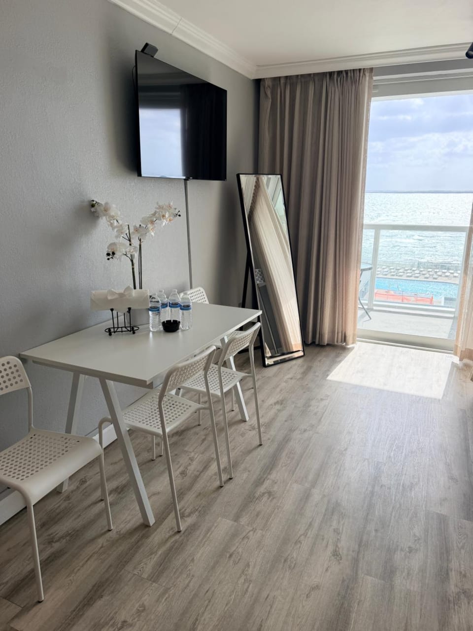 Seating area, Dining area