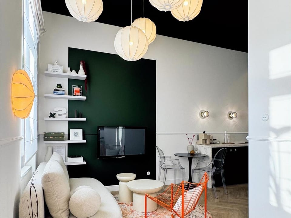 Kitchen or kitchenette, Living room, Seating area, Dining area