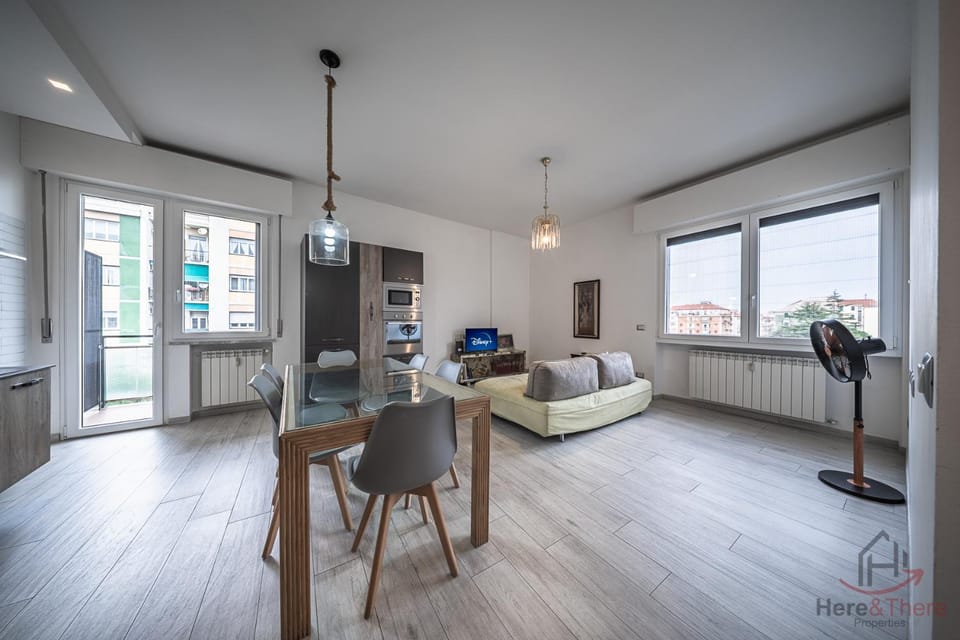 TV and multimedia, Seating area, Dining area