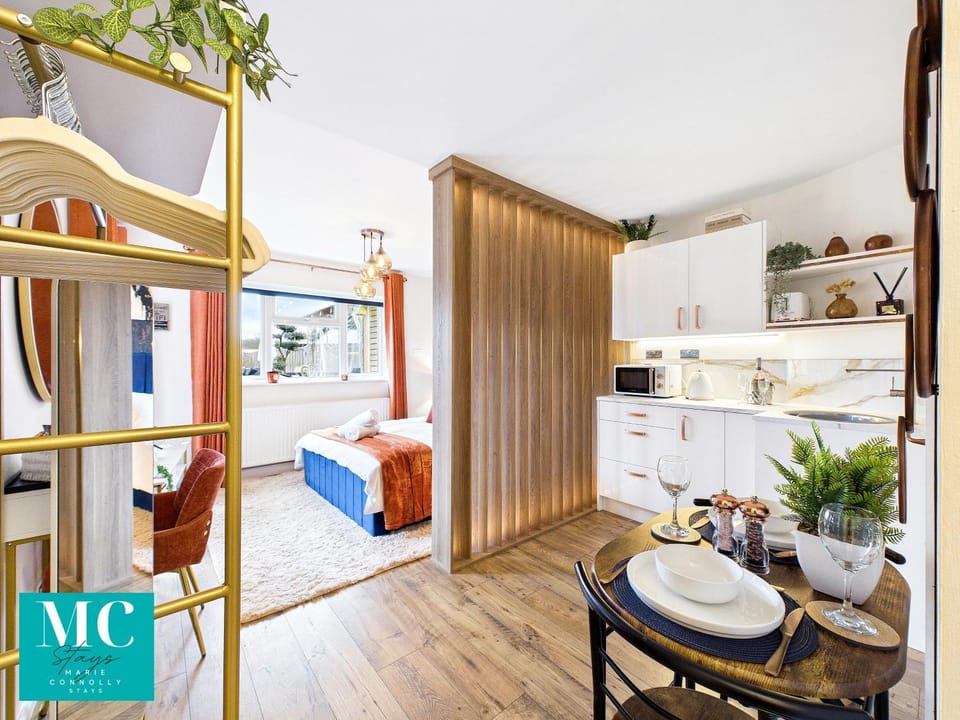 Kitchen or kitchenette, Bedroom