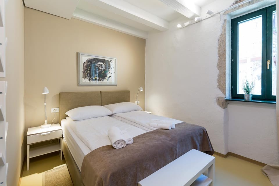 Bed, Bedroom, towels