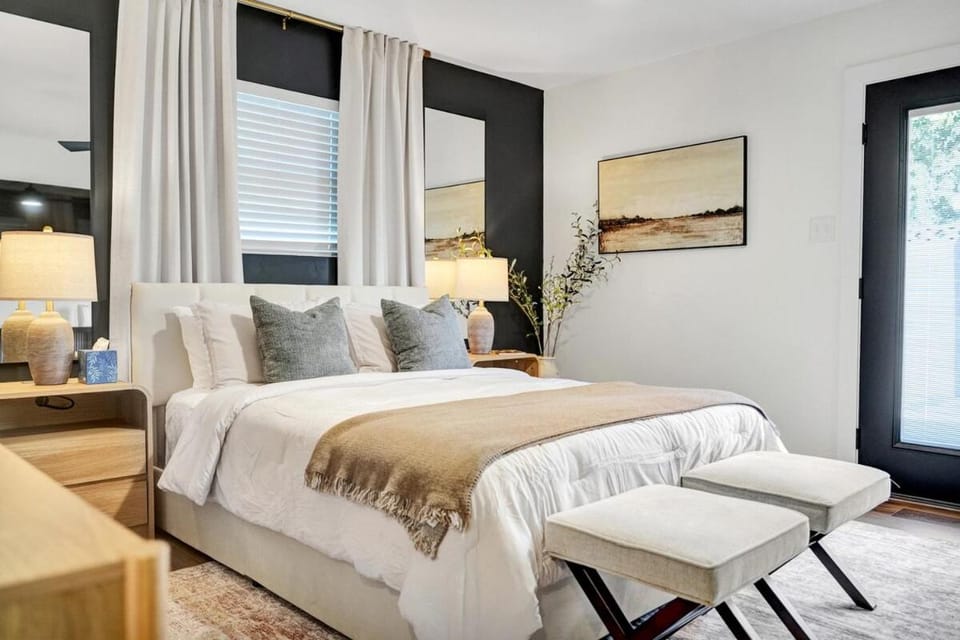 Central Midland Modern Retreat House in Midland