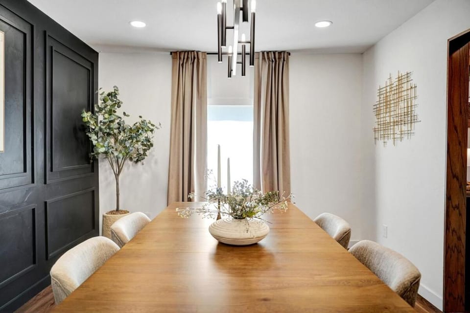 Central Midland Modern Retreat House in Midland